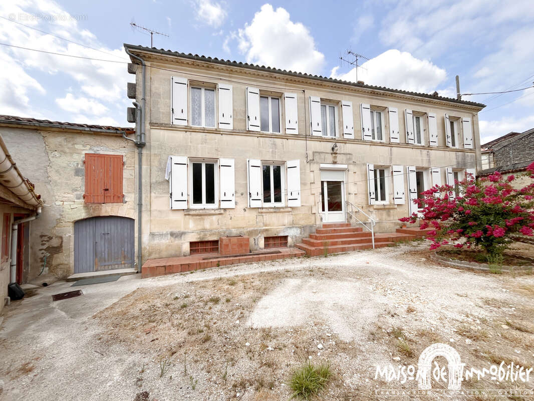 À Vendre à LOUZAC SAINT ANDRÉ - Spacieuse maison Charentaise - 210m2 - 6 pièces - photo 16
