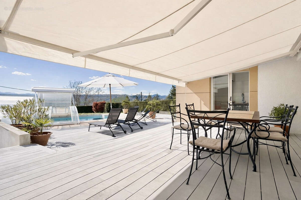 Maison 182 m² à Veyre-Monton  - photo 2