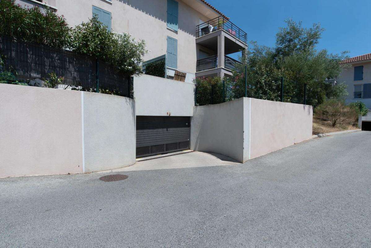 Appartement à ROQUEBRUNE-SUR-ARGENS