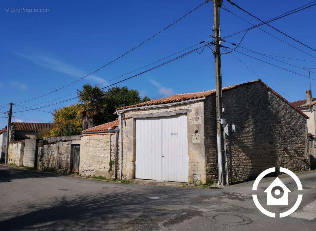 Maison à rénover - 4 chambres avec jardin et dépendances - photo 10