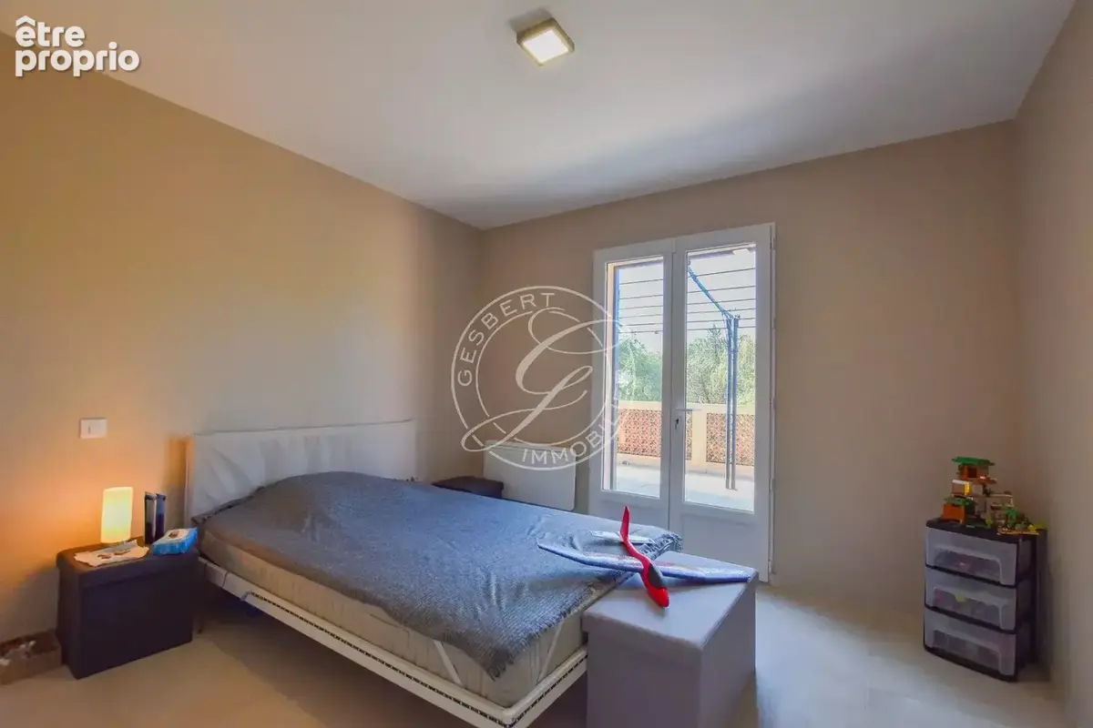 A VENDRE LORGUES - Villa traditionnelle avec piscine et vue dégagée - photo 15