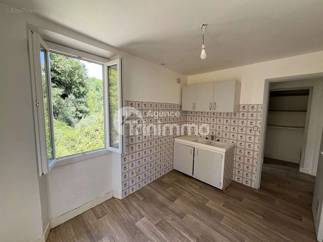 Vente Contes Maison divisée en 3 appartements - photo 9
