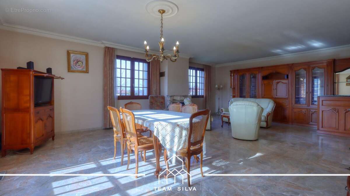 Maison à CHARLY