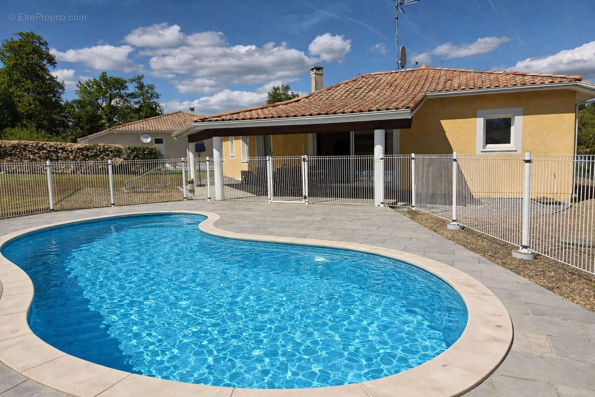 Maison à YGOS-SAINT-SATURNIN