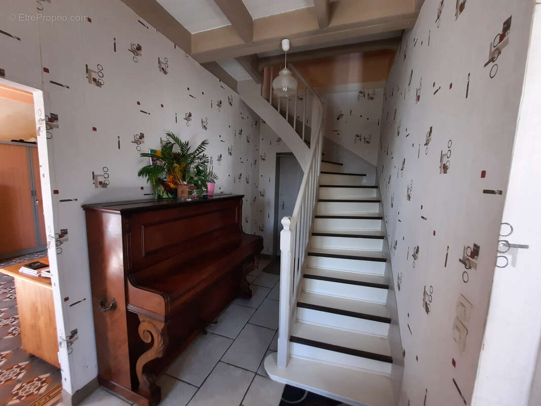 Maison de bourg 193 m2 + dépendance et jardin - photo 4