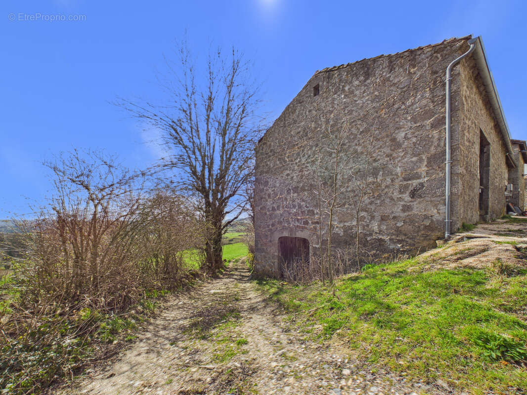 Parking à VENTEUGES