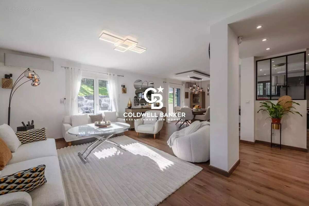 Maison à MONTAGNOLE