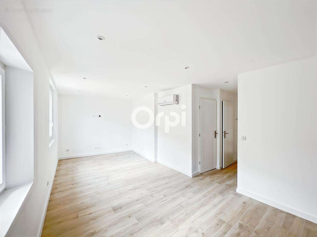 Appartement à CEYRESTE