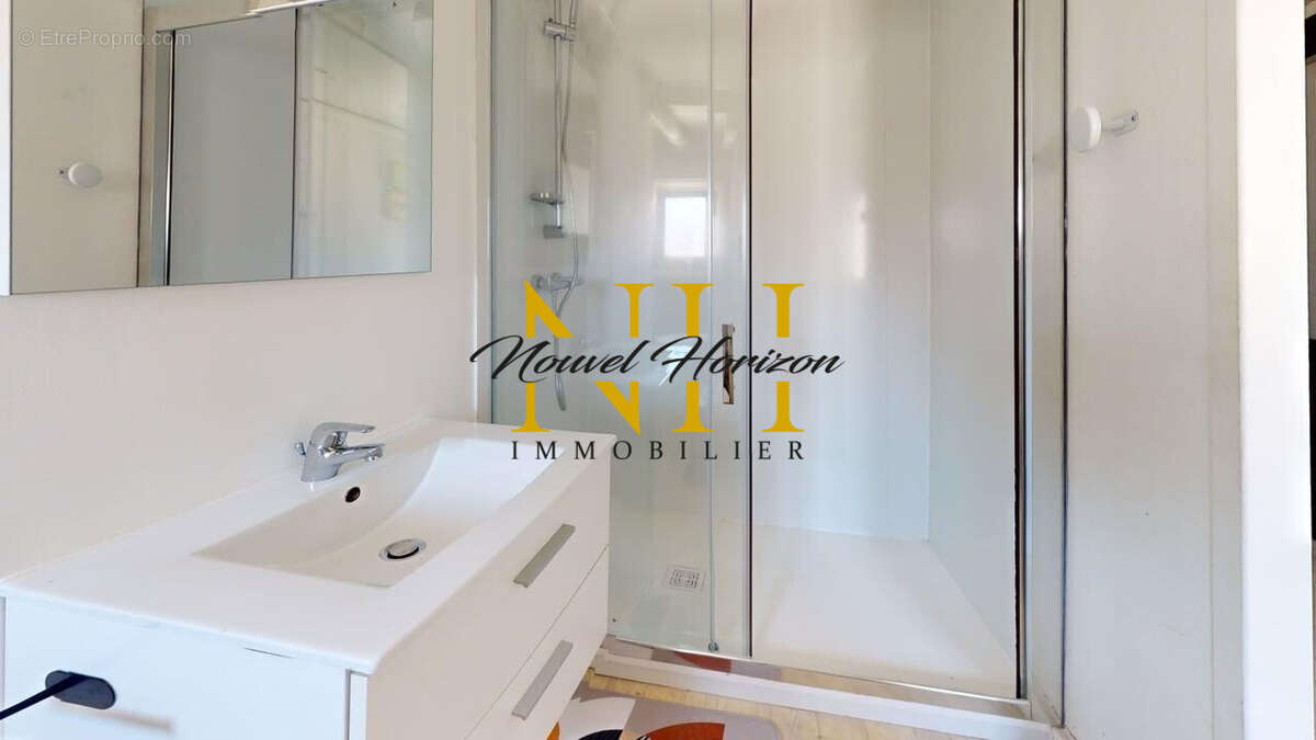 salle d'eau studio - Appartement à SAINT-MARTIN-LA-PLAINE