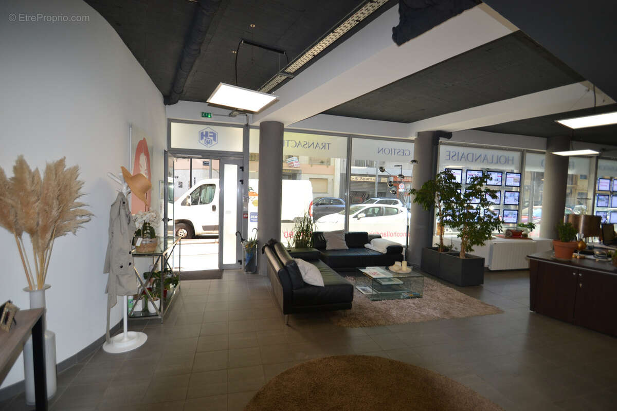 Antibes centre exclusivite murs commerciaux  d angle 168 m2 bail - photo 2