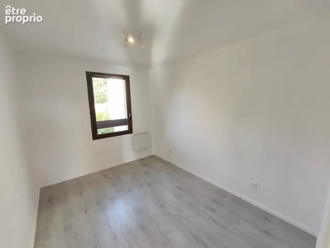 Maison T4 de 87 m2 entièrement rénovée avec garage et jardin - photo 11