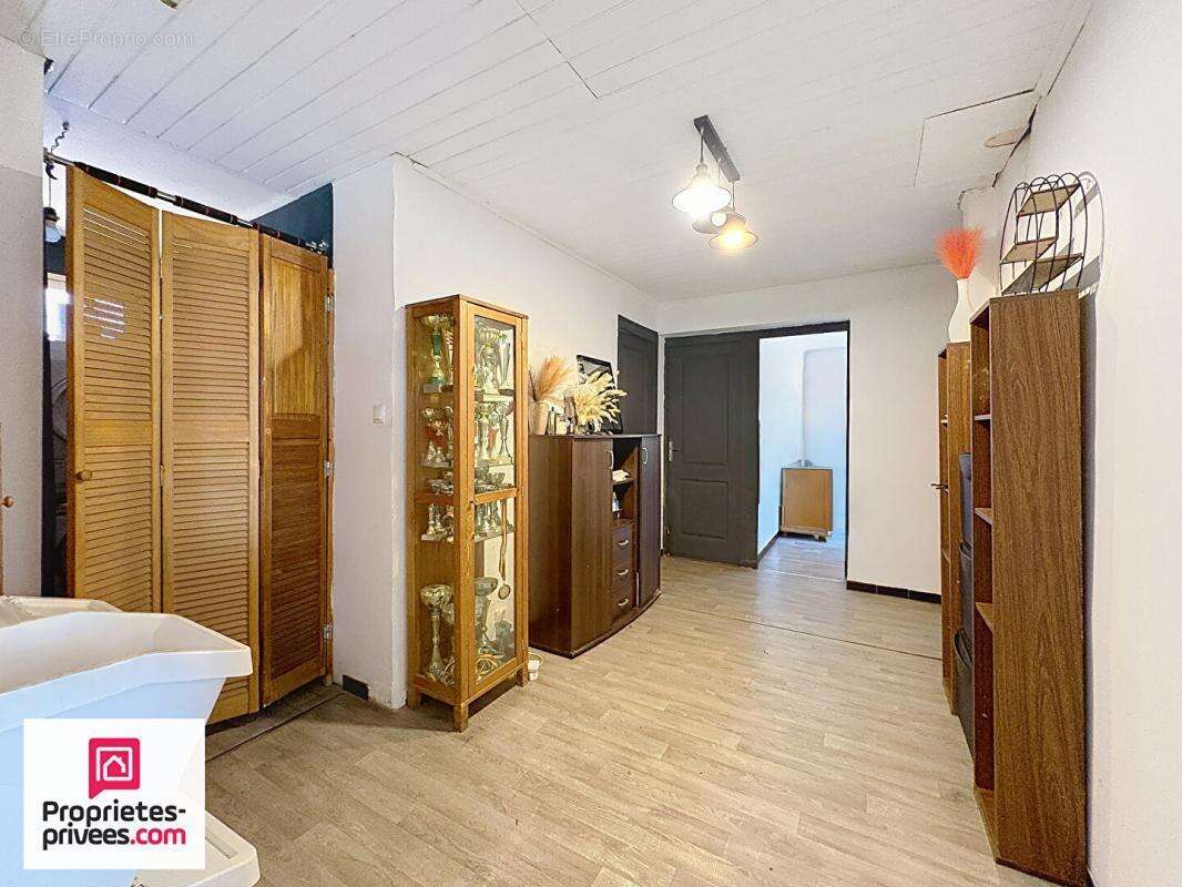 Villa avec grand garage sur 2360 m² de terrain divisible - photo 6