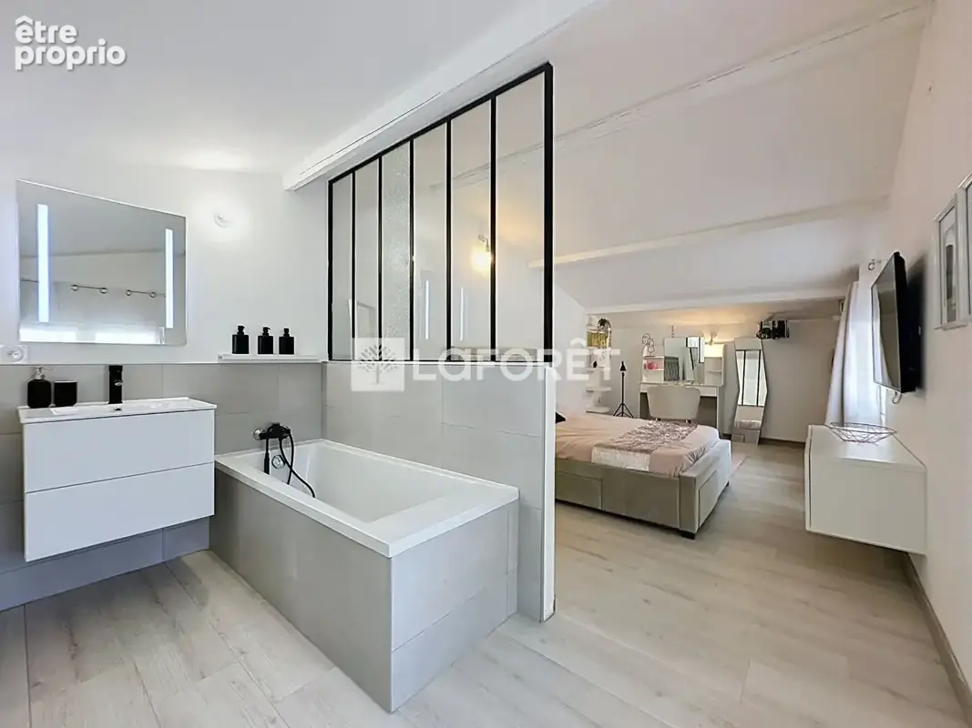 Lunel - Belle villa d'environ 140 m² entièrement rénovée dans un esprit contemporain avec piscine + studio indépendant - photo 10