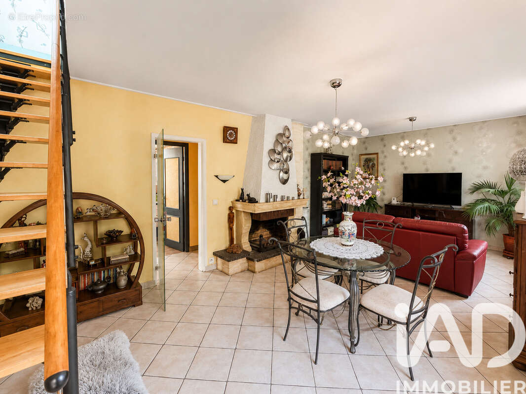 Maison 120 m² à Sainte-Genevieve-Des-Bois  - photo 2