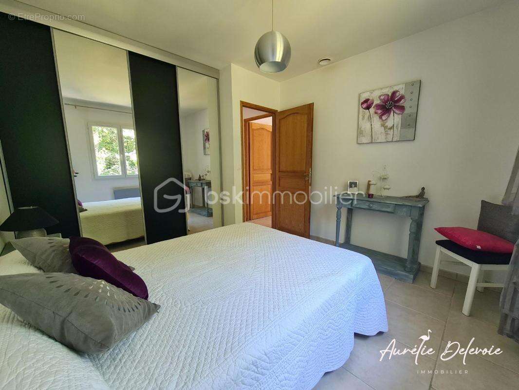 Maison de plain-pied de 135 m² avec 4 chambres, garage double et terrain de 1 580 m² à Nages, à proximité du lac du Laouzas - photo 4