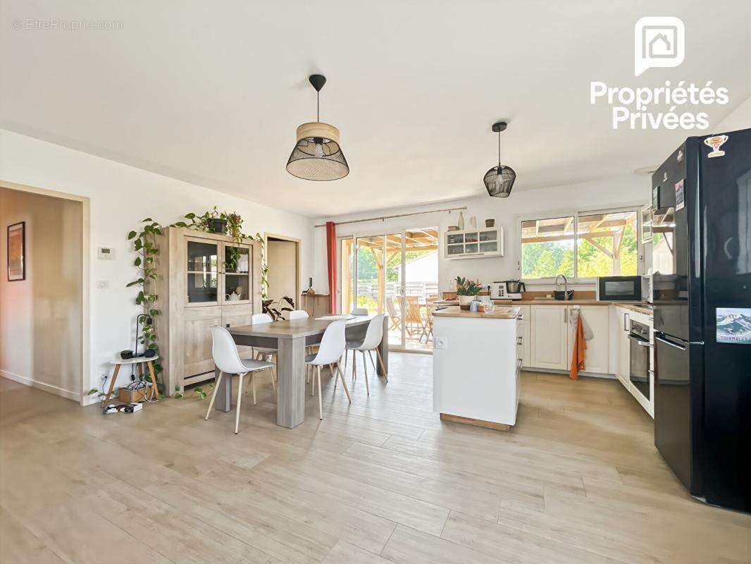 Maison récente de plain-pied avec piscine et garage à Val de Virvée - 305 000 - photo 8