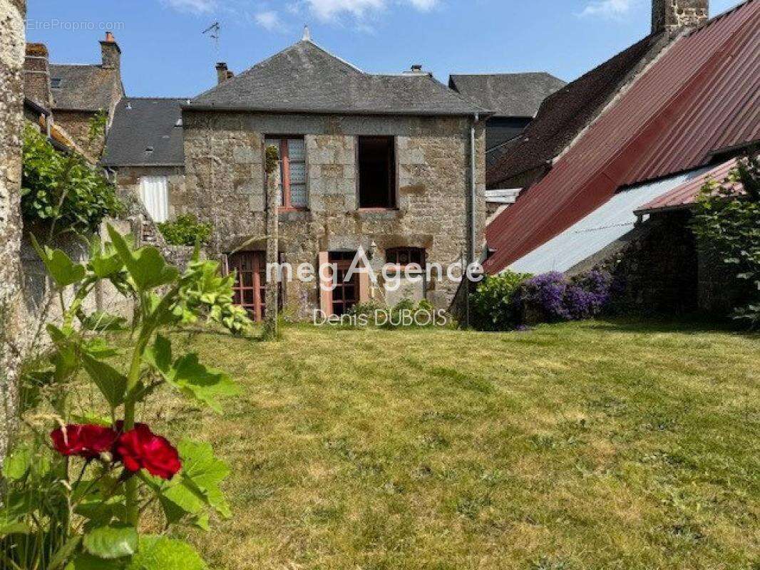 Maison à CARROUGES