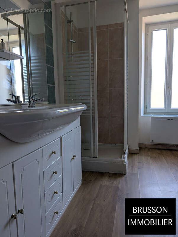 salle de bains avec douche aussi ! - Appartement à CASTRES