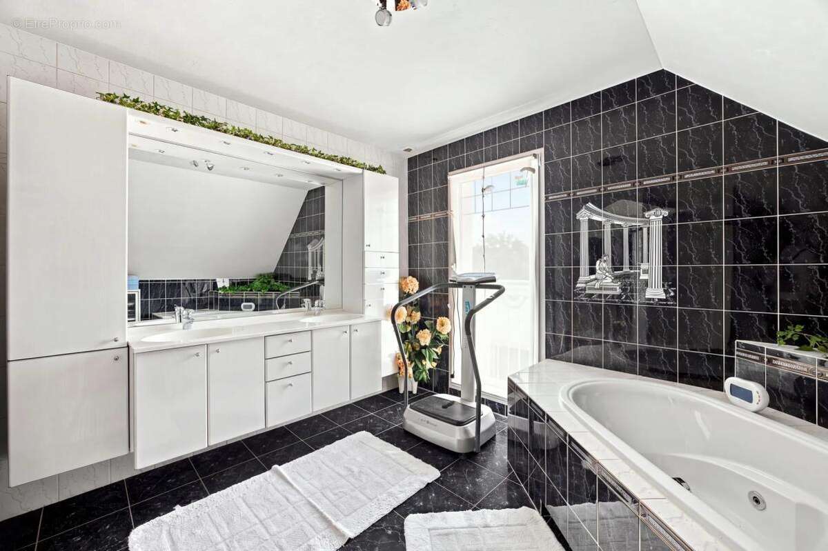 Villa d’architecte - 240 m² - piscine intérieure - - photo 11