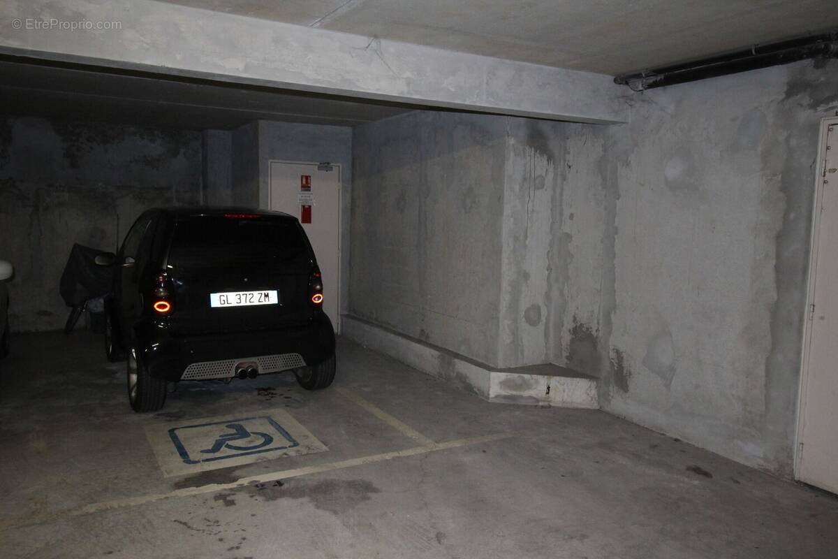 Parking à SAINT-LAURENT-DU-VAR