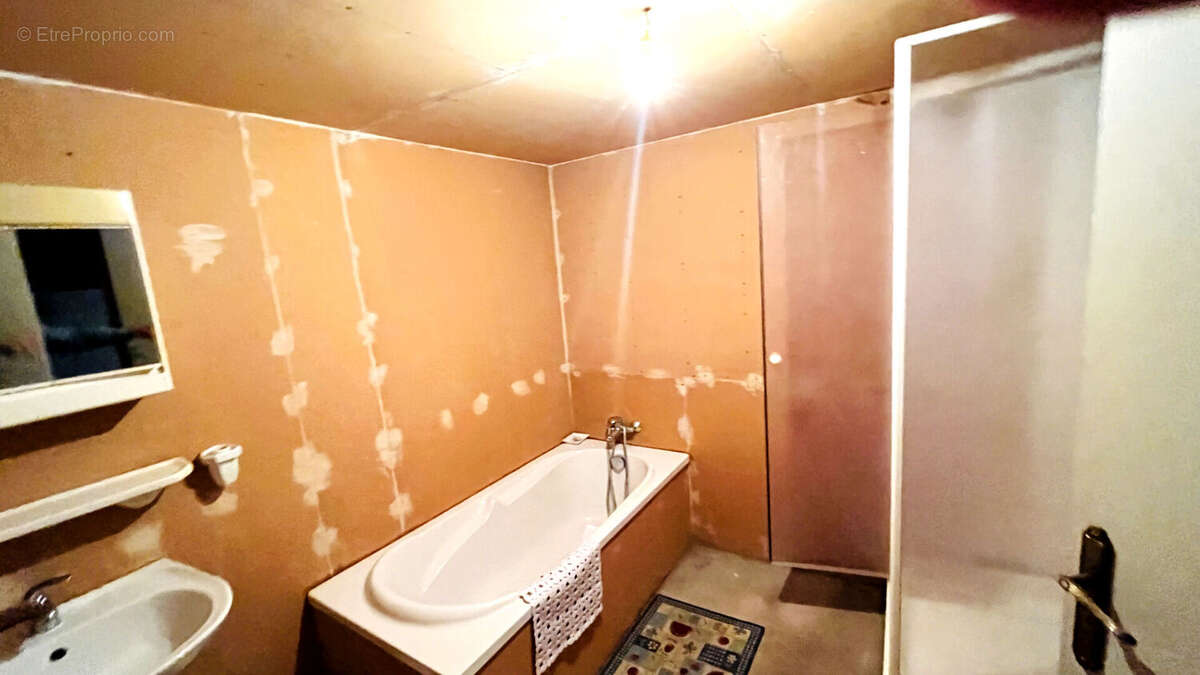 Maison à MONTOULIERS