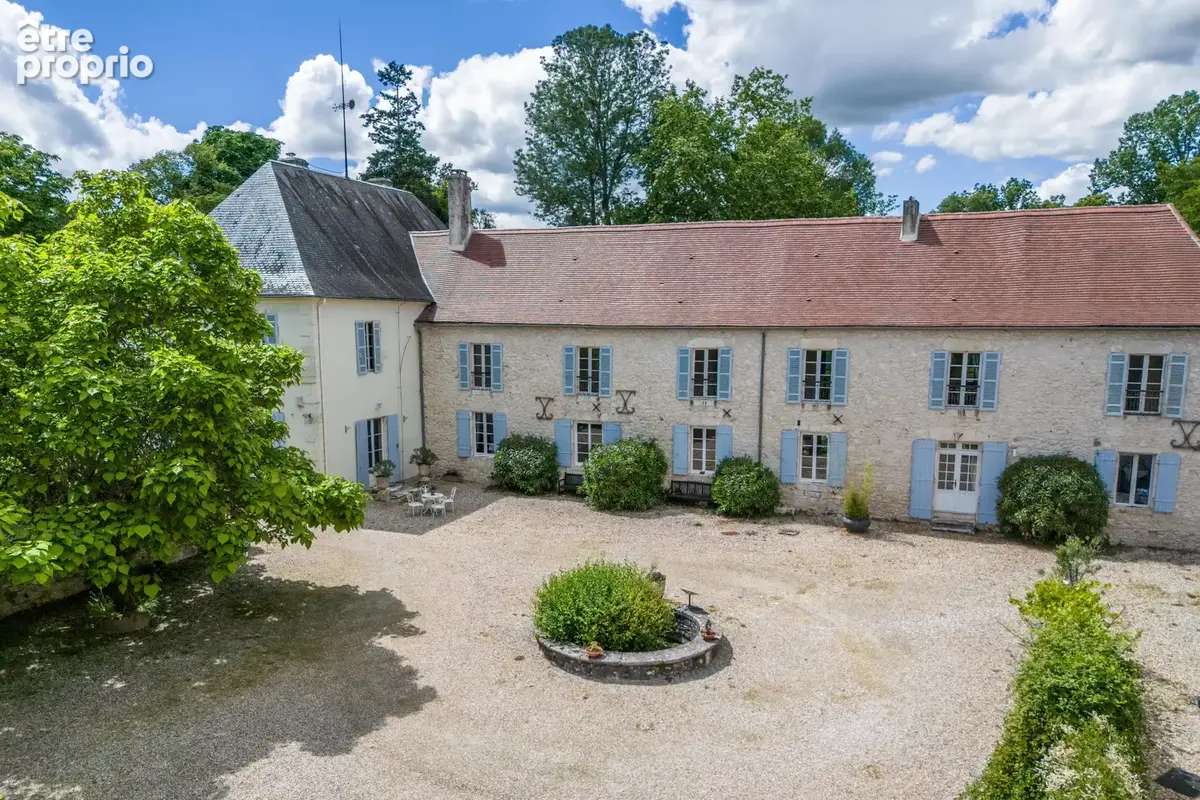 Château avec annexes, piscine, court de tennis et garages - photo 20