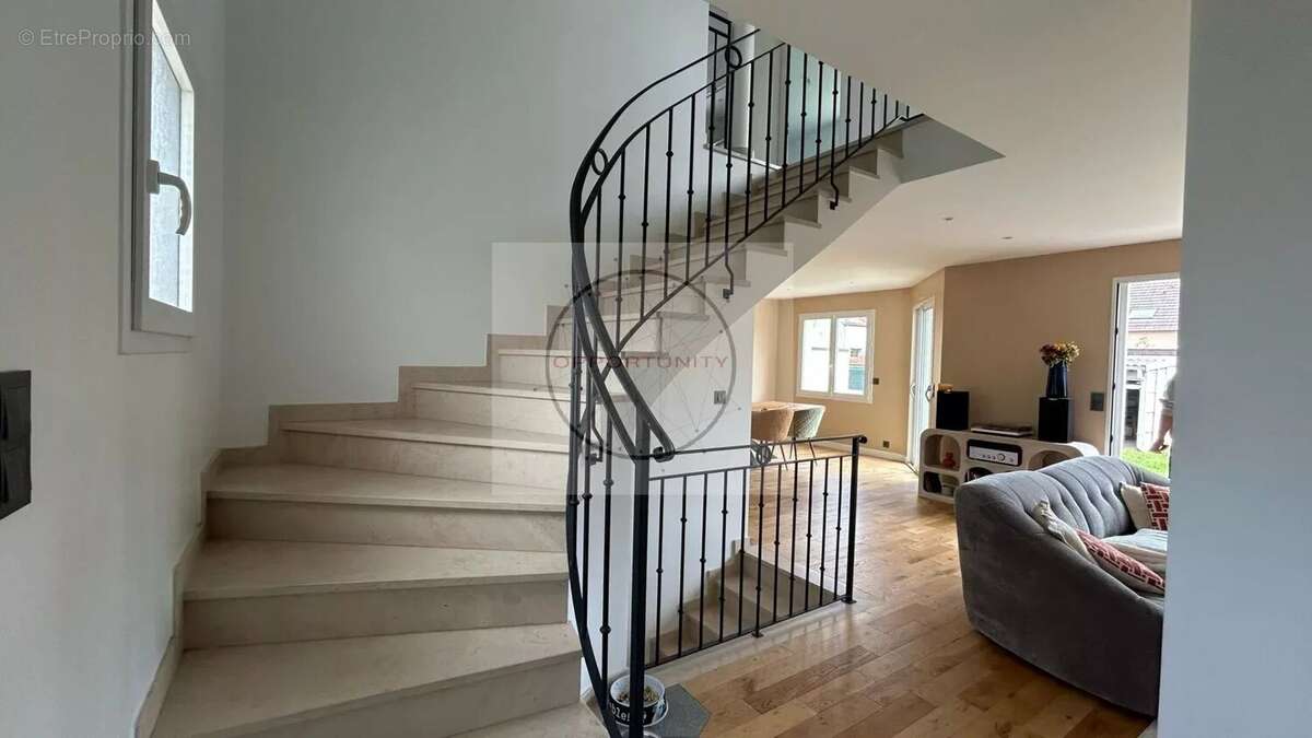 Maison à CHENNEVIERES-SUR-MARNE