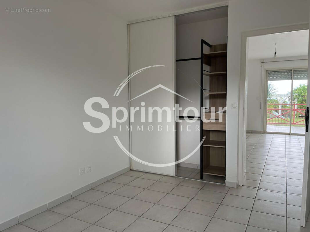 SAINT-CLAUDE - Appartement T3 rénové avec terrasse dans une résidence sécurisée avec piscine - photo 9