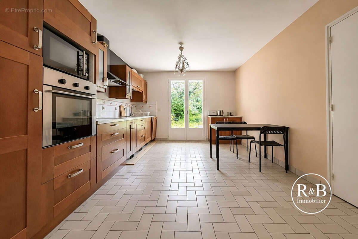 Maison à LES CLAYES-SOUS-BOIS