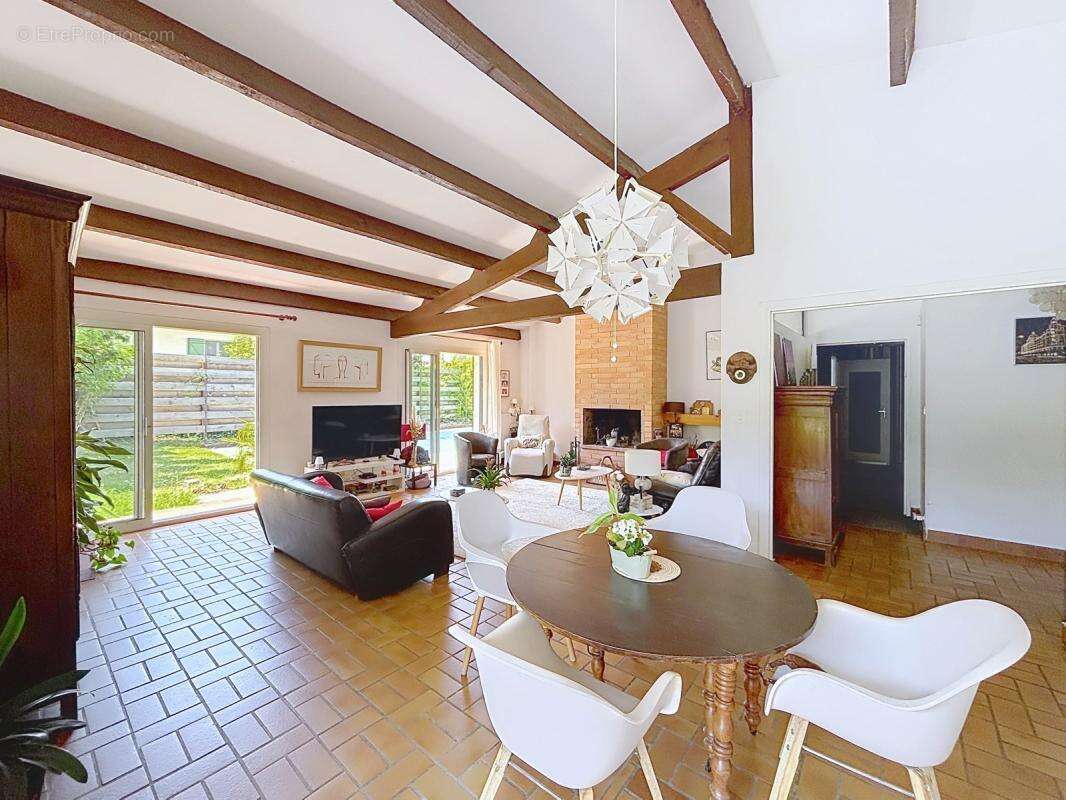 Quint-Fonsegrives Centre – Villa de plain-pied 180 m² • 5 chambres • Bureau • Piscine • Garage 45 m² • Terrain arboré de 900 m² - photo 3