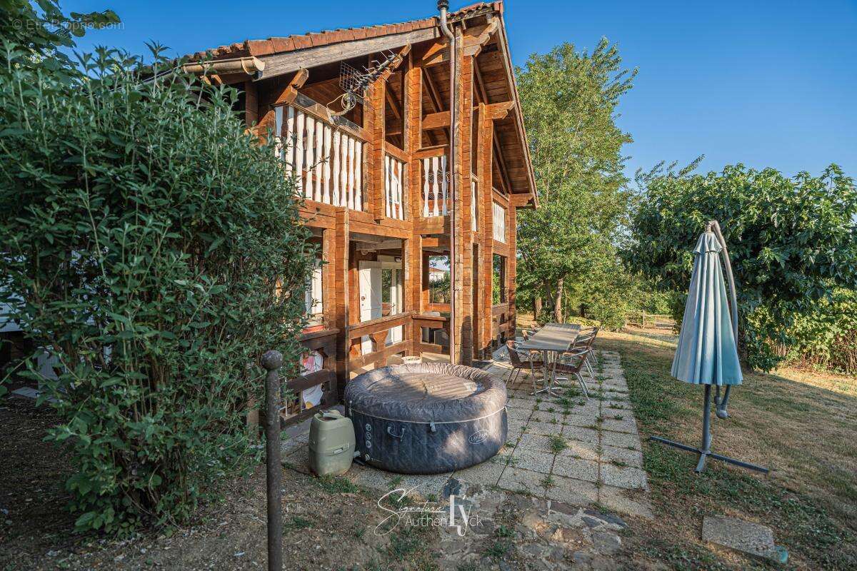 Maison 320 m² à Meilhac  - photo 11
