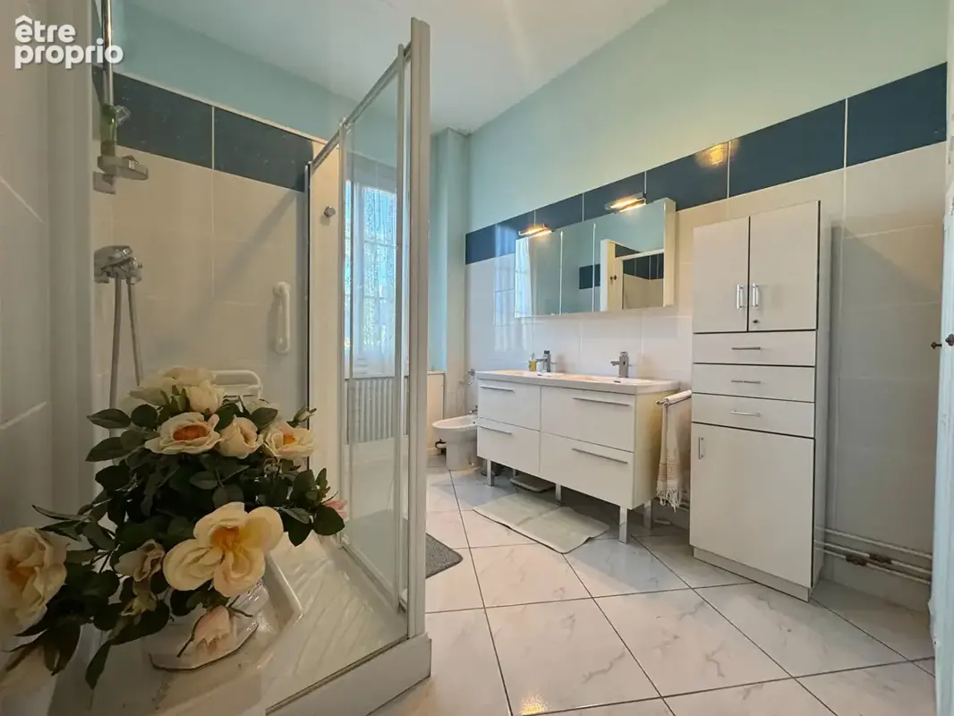 Exclusivité dans l'Hyper centre Rochefort : Maison de caractère 170m²  Jardin, Garage et dépendance aménagée - photo 11
