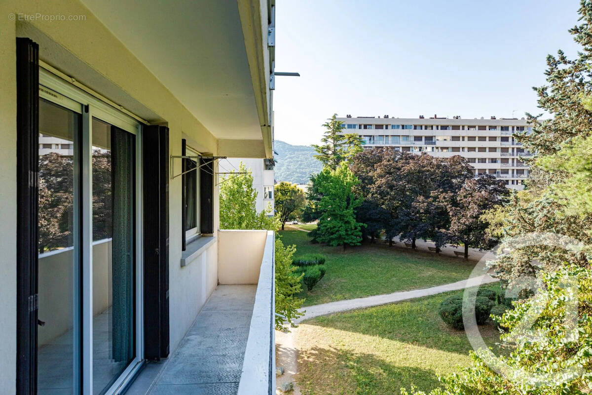 Appartement à SAINT-MARTIN-D'HERES
