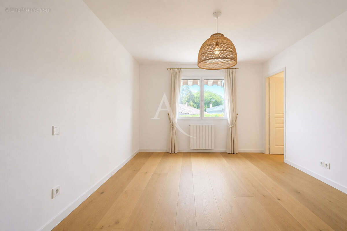 LEOGNAN BOURG - maison contemporaine de plain pied avec double garage - photo 8