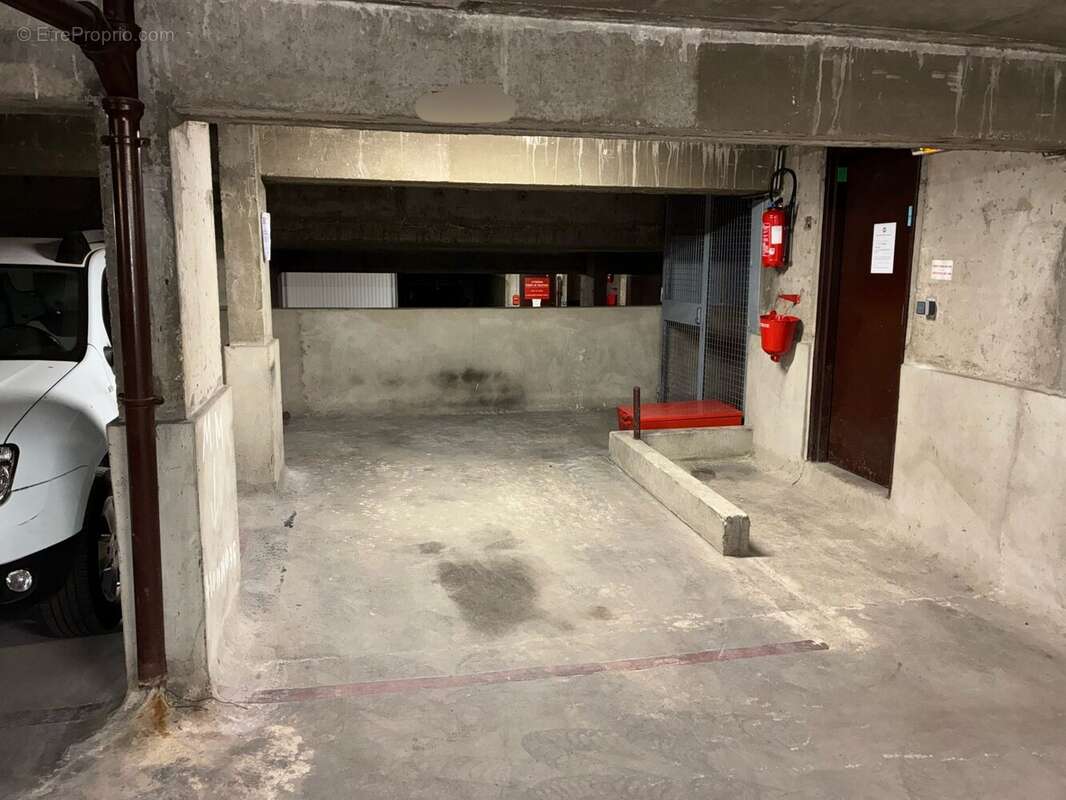 Parking à PARIS-12E