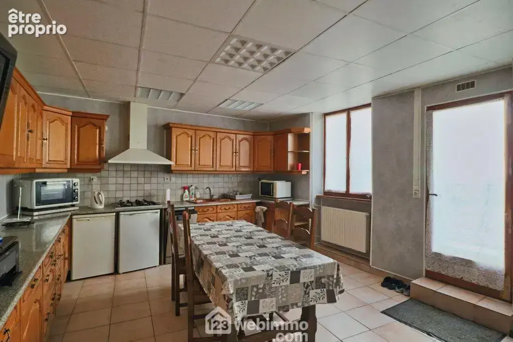 Au-delà du séjour, la cuisine aménagée,