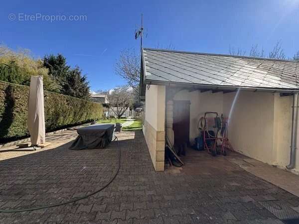 Maison avec garage et jardin attenant - photo 2