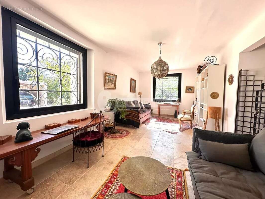 Maison à FONTVIEILLE