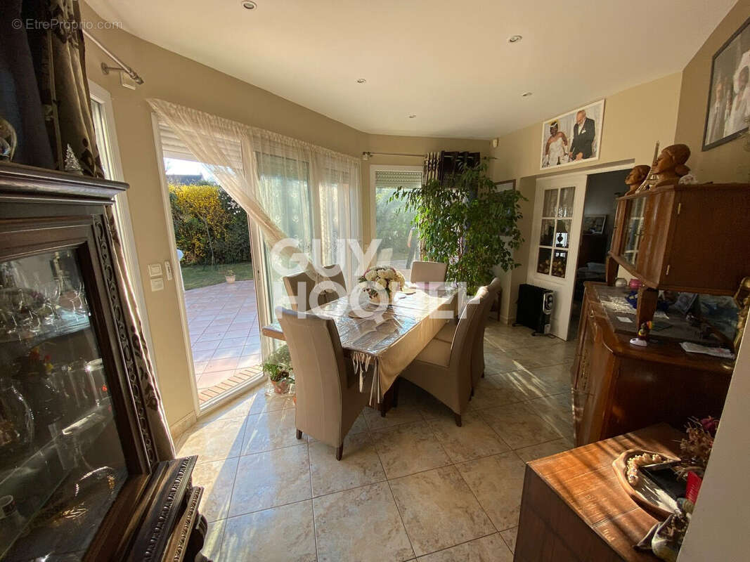 Maison à VENEUX-LES-SABLONS