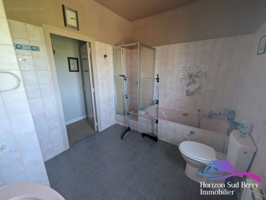 Salle de bains au RDC - Maison à MONTGIVRAY