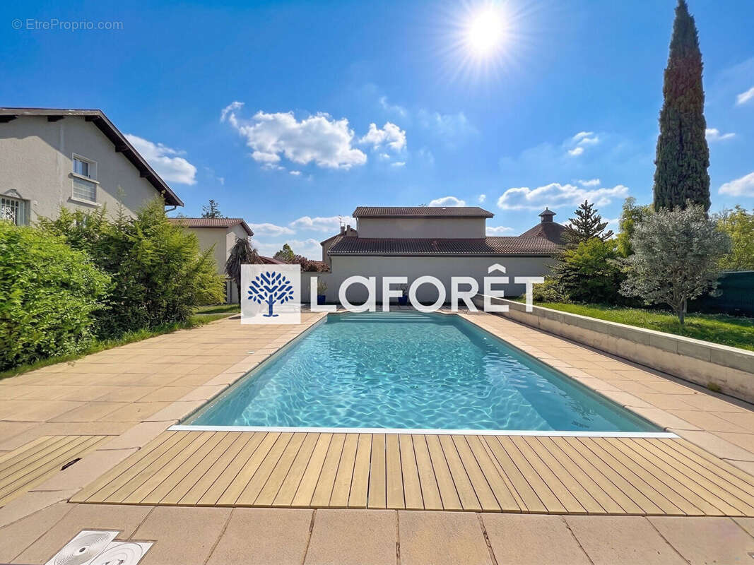 Maison coeur village de Tramoyes de 232,49m² et son terrain avec piscine de 942m² - photo 16