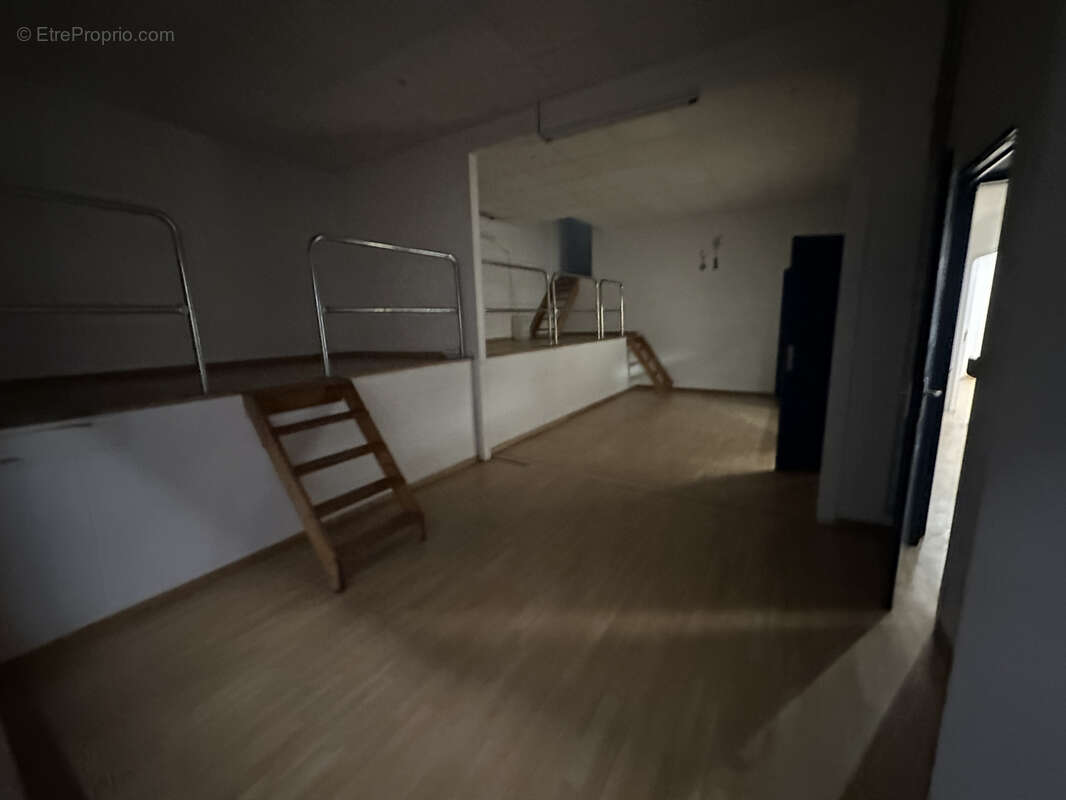 Local d'activité - 1450 m2 - Centre Ville - photo 2