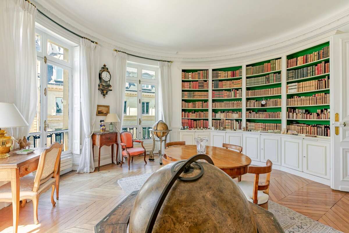 Monceau.  Appartement  lumineux de 4 pièces de 117m² en étage élevé. - photo 3