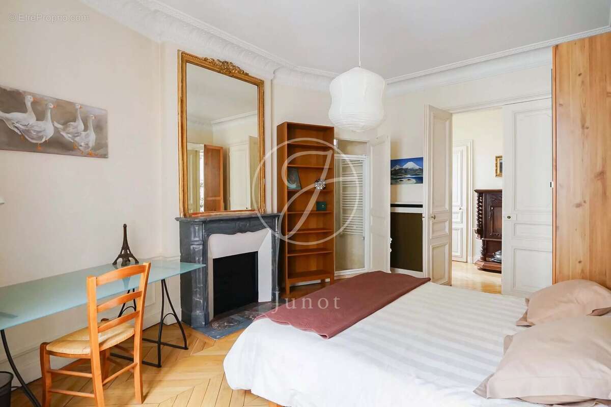 Appartement à PARIS-7E