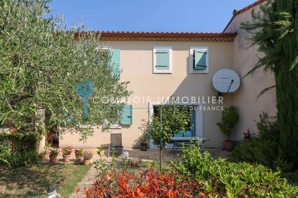 ENTRE UZES, NIMES ET AVIGNON : Villa récente P4 avec piscine et jardin - photo 6
