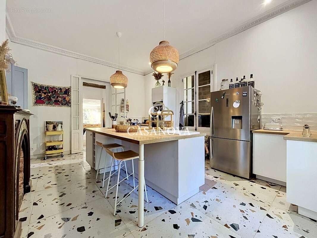Maison de caractère en pierre 1920 restaurée, 300 m² habitables (dont gîte) + annexes aménageables. terrain de 5 000 m² avec pis - photo 12