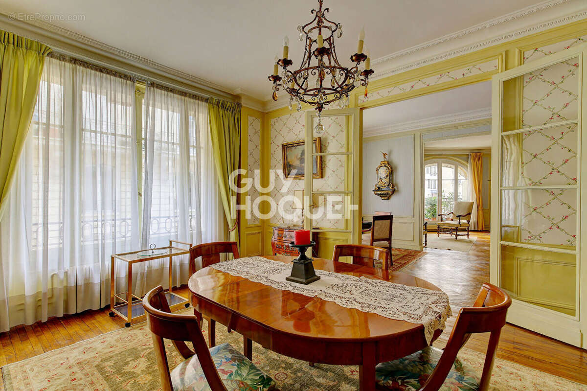 Appartement à PARIS-16E