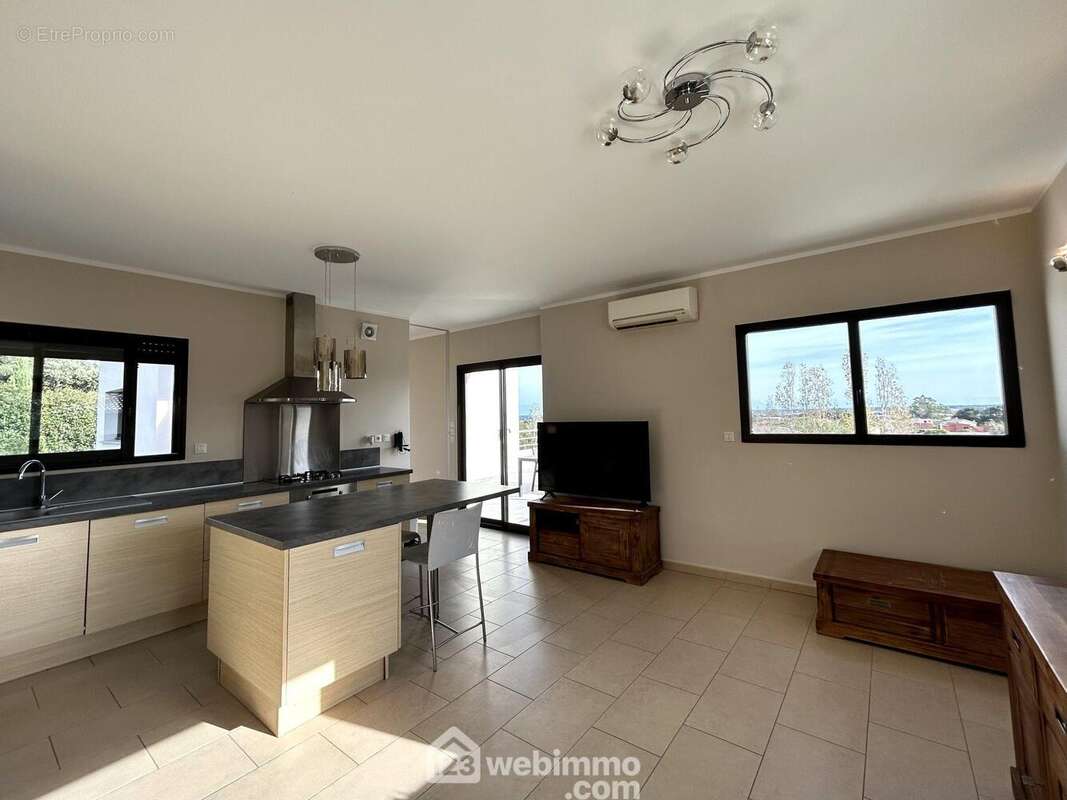 La pièce de vie mesure 25 m2 - Appartement à BIGUGLIA