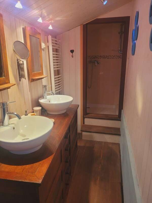 Achetez une maison ancienne avec une chambre et une salle de douche au rez-de-chaussée sur l'axe Louviers Le Neubourg