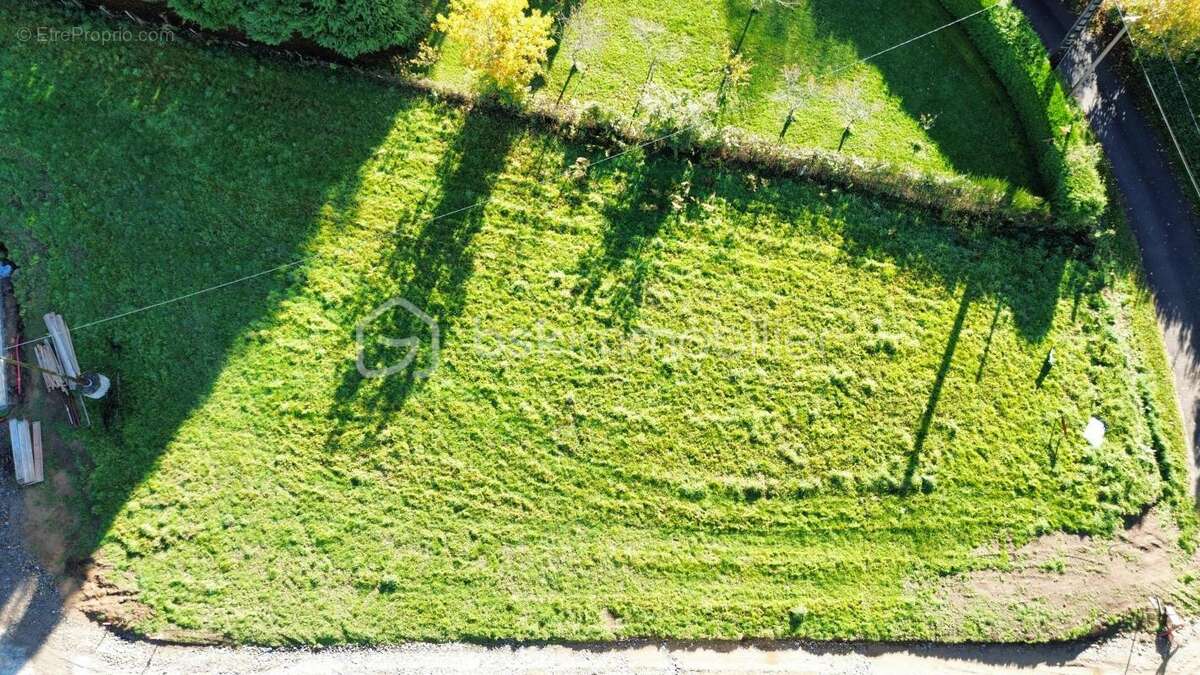 Terrain à SAINT-JOUVENT